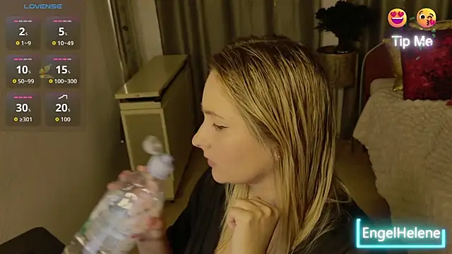 Snapshot of EngelHelene chatting on November 2025 07:04:02 PM EngelHelene online show from November 2025 07:04:02 PM