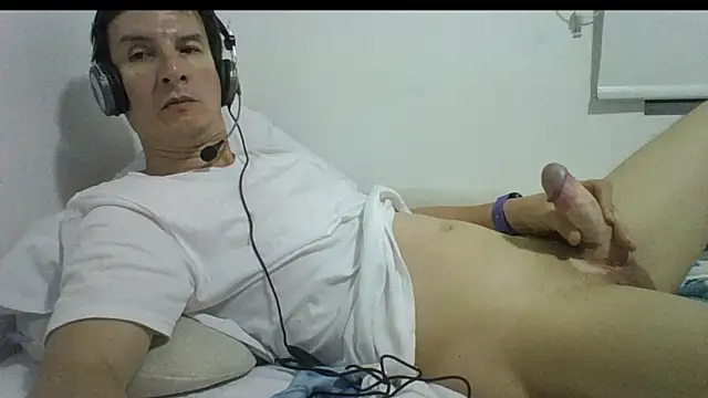 Snapshot of carliesexyman chatting on November 2025 07:40:01 AM carliesexyman online show from November 2025 07:40:01 AM