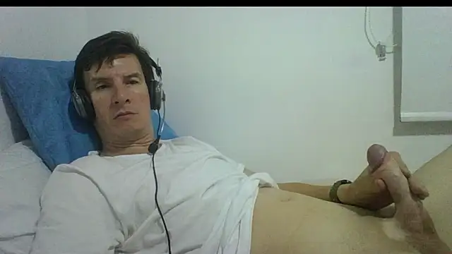 Snapshot of carliesexyman chatting on November 2025 03:50:01 AM carliesexyman online show from November 2025 03:50:01 AM