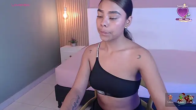 Snapshot of SoffiaDams2 chatting on November 2025 11:43:02 AM SoffiaDams2 online show from November 2025 11:43:02 AM