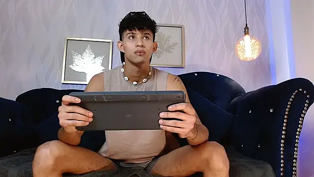 Snapshot of KamiSuarez chatting on November 2025 06:19:02 PM KamiSuarez online show from November 2025 06:19:02 PM