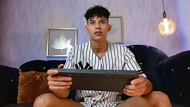 Snapshot of KamiSuarez chatting on November 2025 06:20:01 PM KamiSuarez online show from November 2025 06:20:01 PM