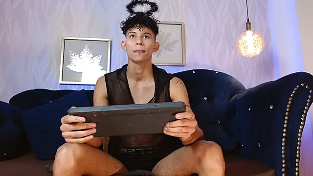 Snapshot of KamiSuarez chatting on November 2025 01:22:01 PM KamiSuarez online show from November 2025 01:22:01 PM