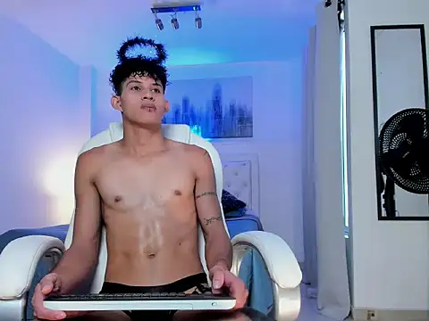 Snapshot of KamiSuarez chatting on November 2025 06:50:02 PM KamiSuarez online show from November 2025 06:50:02 PM