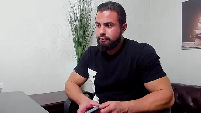 Snapshot of HayesWood chatting on November 2025 05:42:02 AM HayesWood online show from November 2025 05:42:02 AM