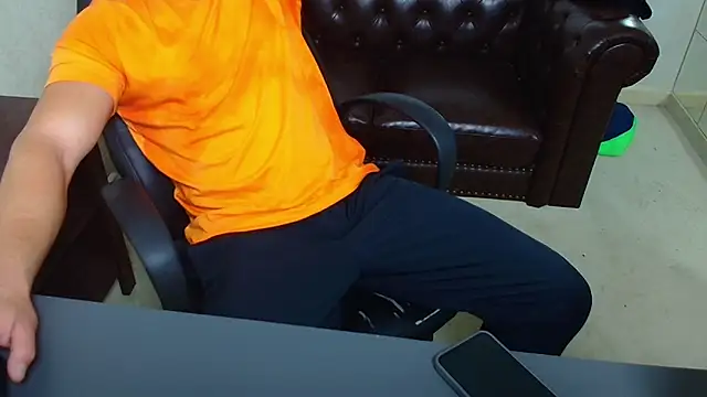 Snapshot of HayesWood chatting on December 2025 05:50:02 AM HayesWood online show from December 2025 05:50:02 AM