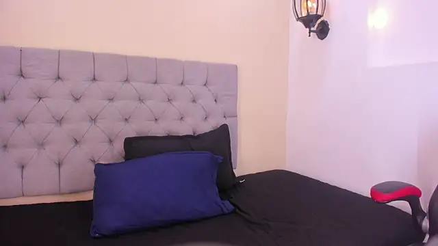 Snapshot of MiaBloom__ chatting on November 2025 11:09:02 AM MiaBloom online show from November 2025 11:09:02 AM