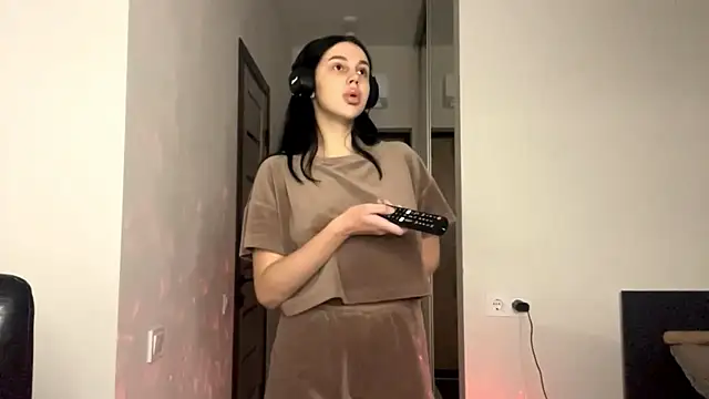 EliseBonser online show from November 2025 06:53:02 PM