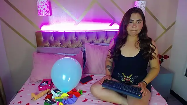 Phamela Holter online show from November 2025 06:40:02 PM