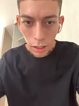 Snapshot of Who-am-I-201 chatting on November 2025 05:48:02 PM Who-am-I-201 online show from November 2025 05:48:02 PM