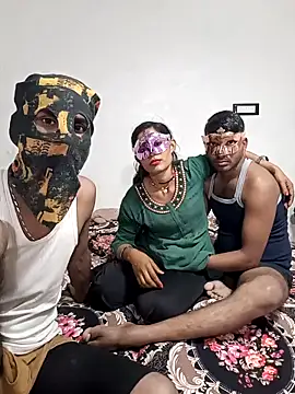 Snapshot of Real-Family chatting on November 2025 10:05:01 AM Real-Family online show from November 2025 10:05:01 AM