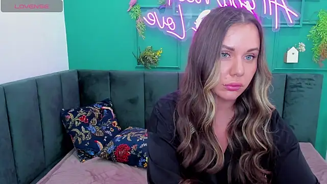 Snapshot of TracyMooree chatting on November 2025 05:06:01 AM TracyMooree online show from November 2025 05:06:01 AM