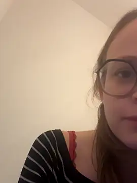 YoungNoraa online show from November 2025 04:51:02 PM