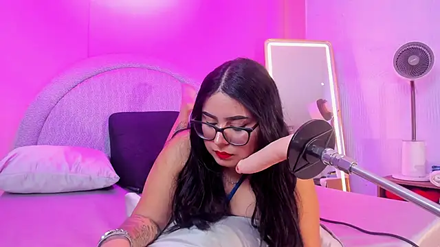 Amy whittee online show from November 2025 07:36:01 PM