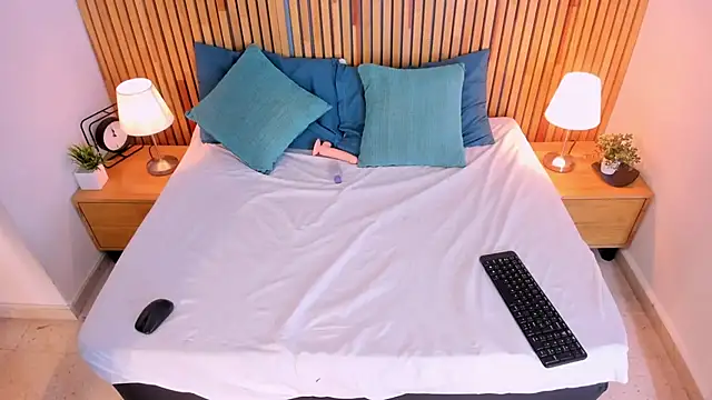 MiaBigBust online show from November 2025 03:50:01 PM