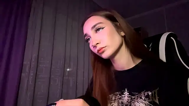 HollyPaw online show from November 2025 07:45:02 PM