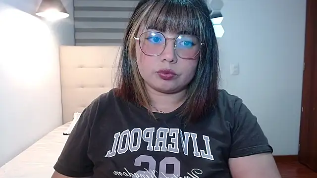 Snapshot of YiniBelle chatting on November 2025 02:44:02 AM YiniBelle online show from November 2025 02:44:02 AM