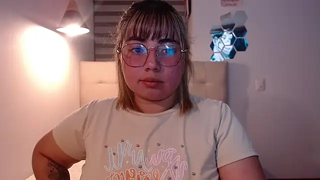 Snapshot of YiniBelle chatting on November 2025 03:29:02 AM YiniBelle online show from November 2025 03:29:02 AM