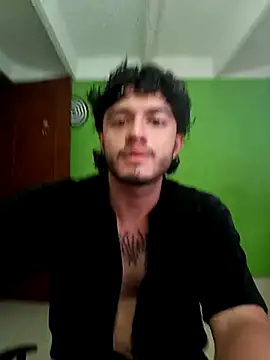 LiamArias 0 online show from November 2025 11:32:01 PM