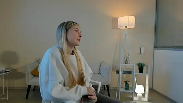 Snapshot of LaunaStrate chatting on November 2025 05:40:01 AM LaunaStrate online show from November 2025 05:40:01 AM