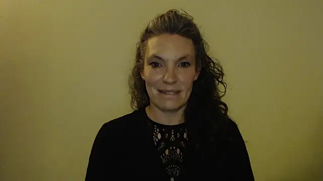 Maeve40 online show from November 2025 08:33:02 PM