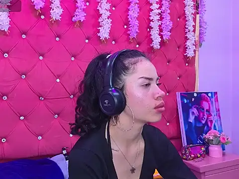 Nanis James15 online show from November 2025 02:44:02 AM