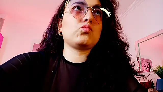 Snapshot of Roxxie_saenz__ chatting on November 2025 11:21:02 AM Roxxie saenz online show from November 2025 11:21:02 AM