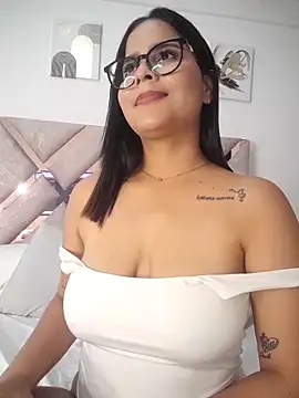 Snapshot of Scarlet-Noir25 chatting on December 2025 10:59:02 PM Scarlet-Noir25 online show from December 2025 10:59:02 PM