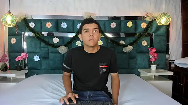 Snapshot of _bonnyandclyde chatting on December 2025 11:48:01 AM bonnyandclyde online show from December 2025 11:48:01 AM