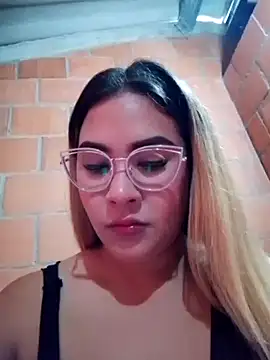 Snapshot of Zoe_Glow chatting on November 2025 12:17:01 PM Zoe Glow online show from November 2025 12:17:01 PM