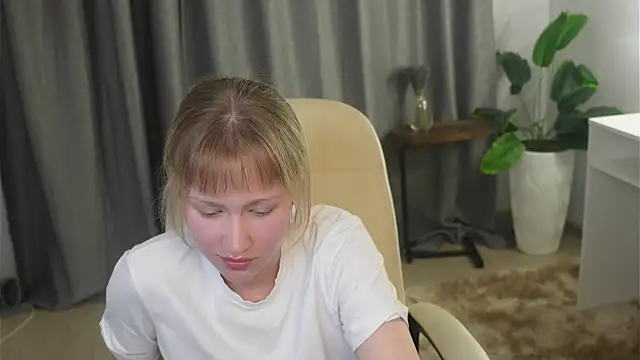 Snapshot of YoshieDevaney chatting on November 2025 01:35:02 PM YoshieDevaney online show from November 2025 01:35:02 PM