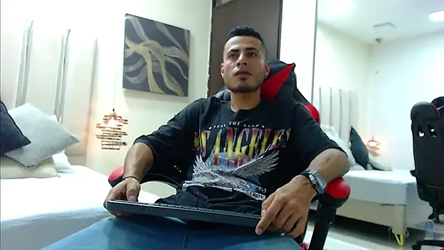 Snapshot of MatthewCullen chatting on December 2025 09:20:02 PM MatthewCullen online show from December 2025 09:20:02 PM