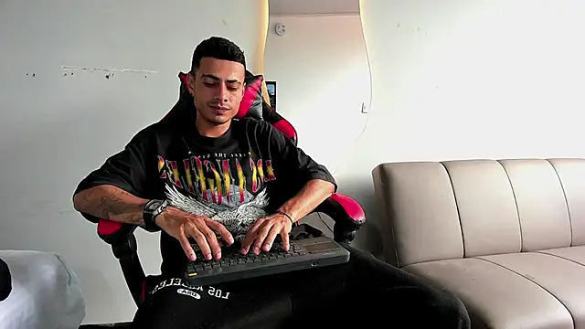 Snapshot of MatthewCullen chatting on December 2025 07:32:01 PM MatthewCullen online show from December 2025 07:32:01 PM