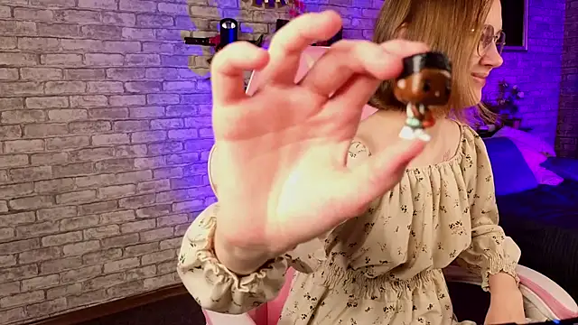 Snapshot of Mia_Mooore chatting on December 2025 01:52:02 PM Mia Mooore online show from December 2025 01:52:02 PM