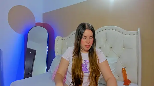 Snapshot of Chloe_Fox18 chatting on December 2025 04:22:01 PM Chloe Fox18 online show from December 2025 04:22:01 PM