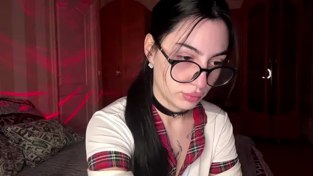 Radiant Luna online show from December 2025 10:37:01 PM