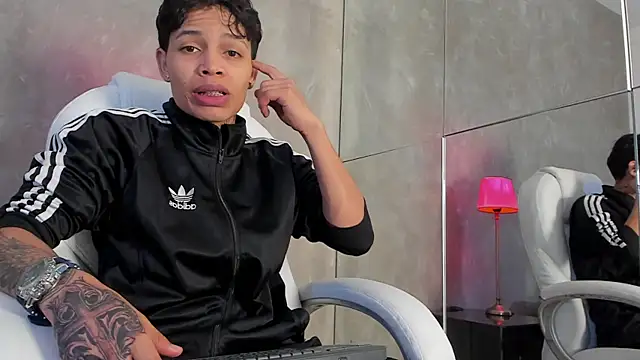 Snapshot of Renzo_Dogan chatting on December 2025 03:03:01 AM Renzo Dogan online show from December 2025 03:03:01 AM