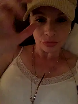 Snapshot of CherryCe chatting on December 2025 08:27:01 PM CherryCe online show from December 2025 08:27:01 PM