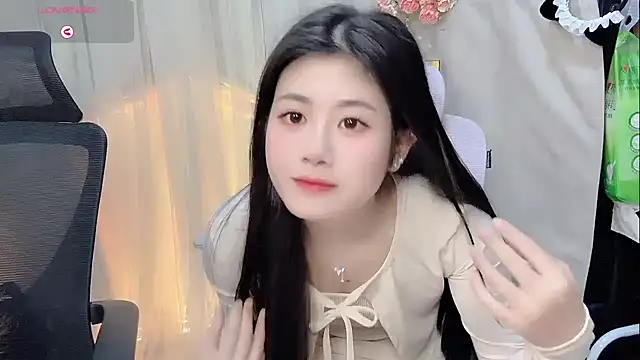 Snapshot of Yvonne-07 chatting on December 2025 12:43:01 PM Yvonne-07 online show from December 2025 12:43:01 PM