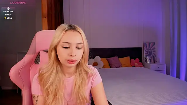 Snapshot of LanaMiracle chatting on December 2025 04:28:02 AM LanaMiracle online show from December 2025 04:28:02 AM