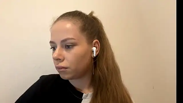 Snapshot of GinnyVanlaere chatting on December 2025 01:34:01 AM GinnyVanlaere online show from December 2025 01:34:01 AM