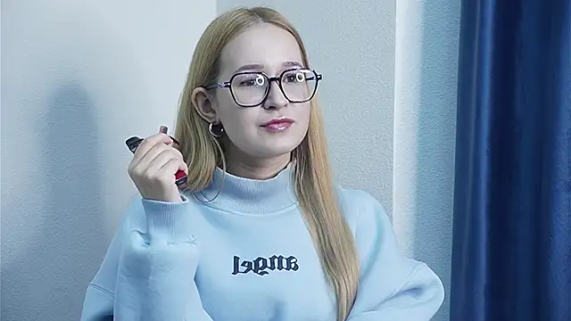 Snapshot of GwynKnispel chatting on December 2025 04:17:01 AM GwynKnispel online show from December 2025 04:17:01 AM