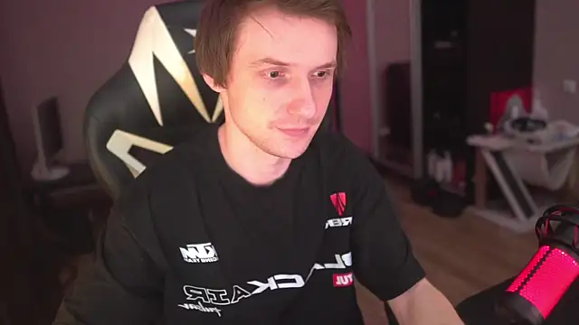 Snapshot of art_hunter chatting on December 2025 08:46:01 PM art hunter online show from December 2025 08:46:01 PM