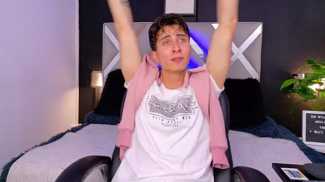 Snapshot of Ithan_Skin chatting on December 2025 01:38:01 PM Ithan Skin online show from December 2025 01:38:01 PM