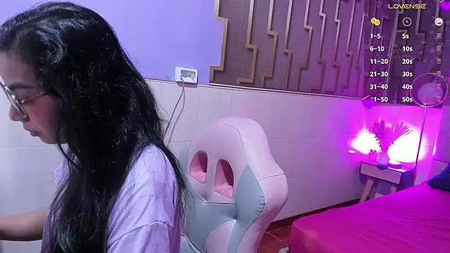 lia morel online show from December 2025 01:18:01 PM