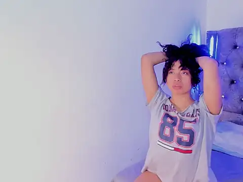 Mia Cavalli online show from December 2025 09:43:02 PM