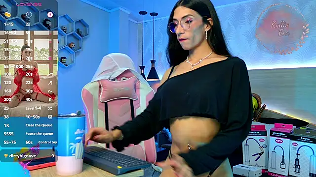 kylliefox  online show from October 2025 01:33:02 PM