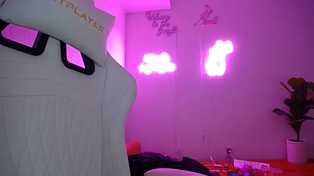 Snapshot of groovynights chatting on March 2025 07:05:02 AM groovynights online show from March 2025 07:05:02 AM