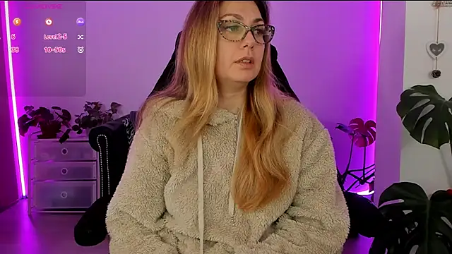 Snapshot of LindaWhite_ chatting on March 2025 09:37:02 PM LindaWhite online show from March 2025 09:37:02 PM