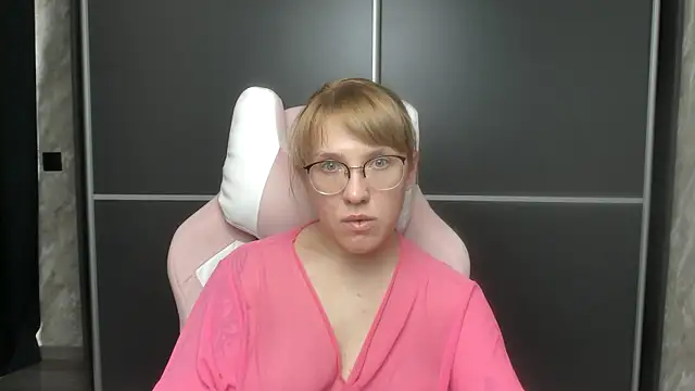 Reginasmilee online show from February 2025 10:58:02 AM
